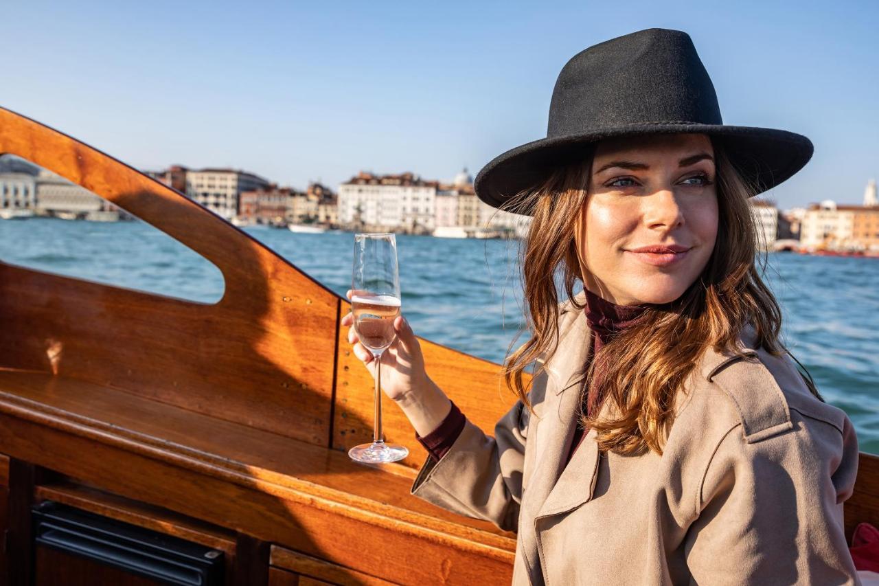 Baglioni Hotel Luna - The Leading Hotels Of The World Venezia Esterno foto A woman wearing a hat