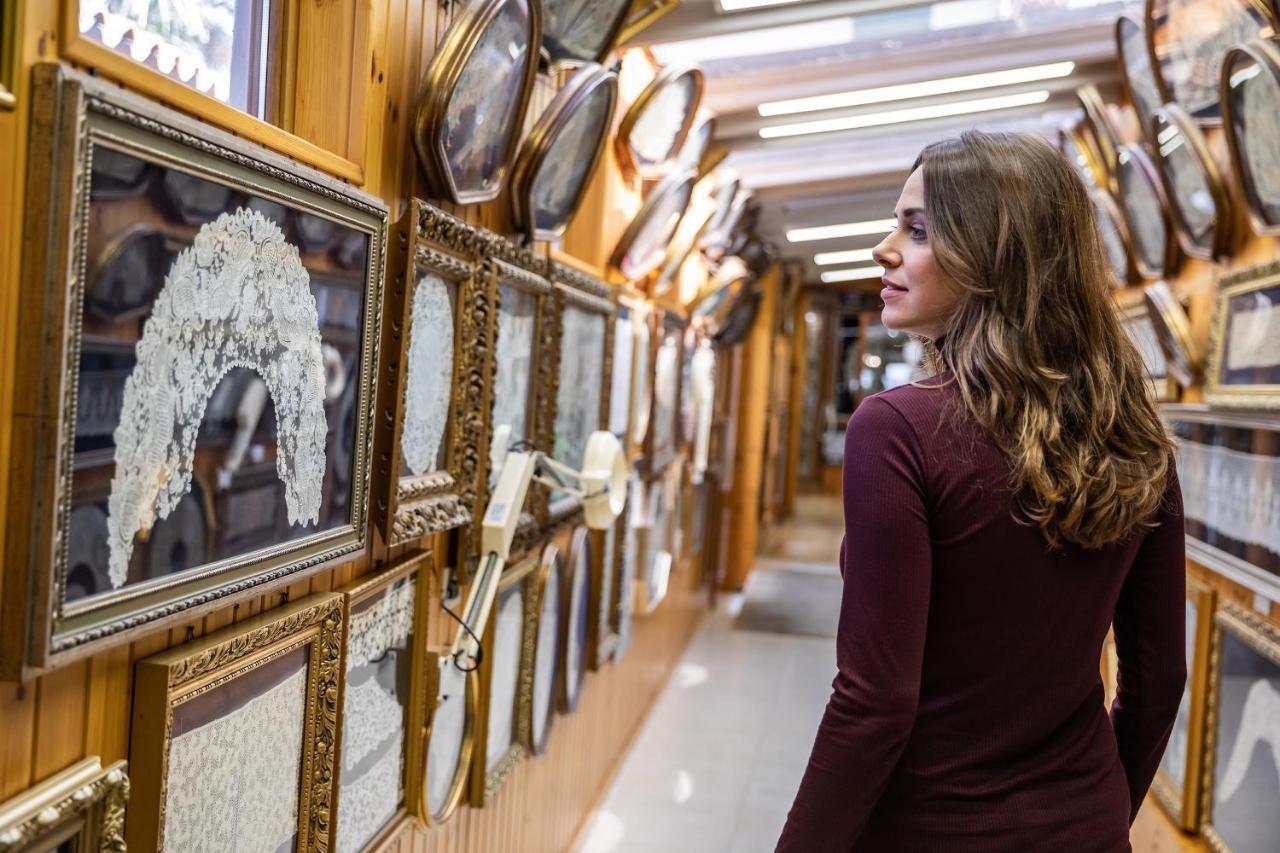 Baglioni Hotel Luna - The Leading Hotels Of The World Venezia Esterno foto A woman shopping for jewelry
