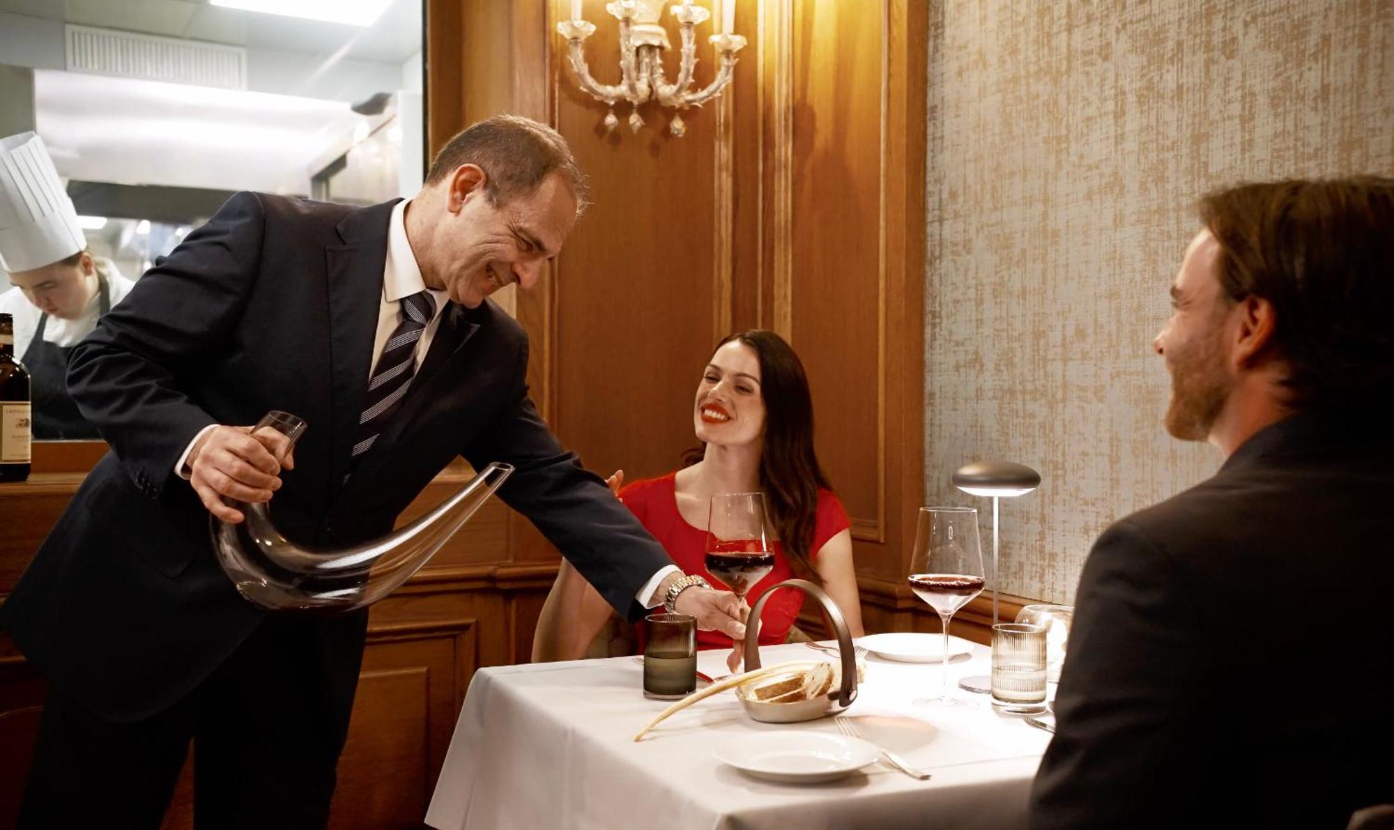 Baglioni Hotel Luna - The Leading Hotels Of The World Venezia Esterno foto A sommelier decanting wine