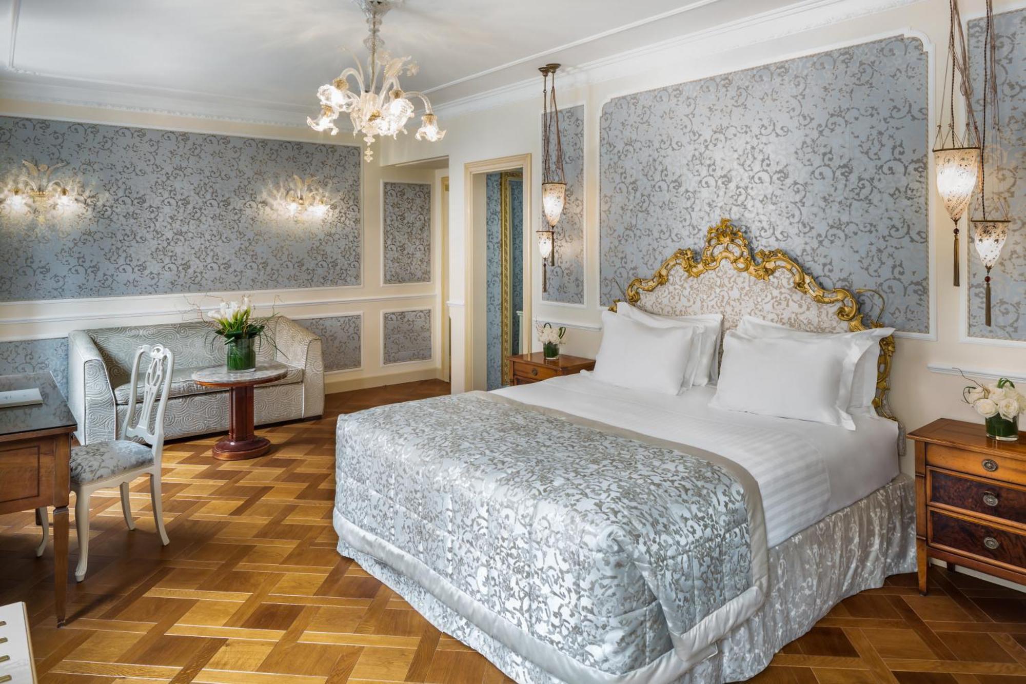 Baglioni Hotel Luna - The Leading Hotels Of The World Venezia Esterno foto A suite at the Hotel de Crillon