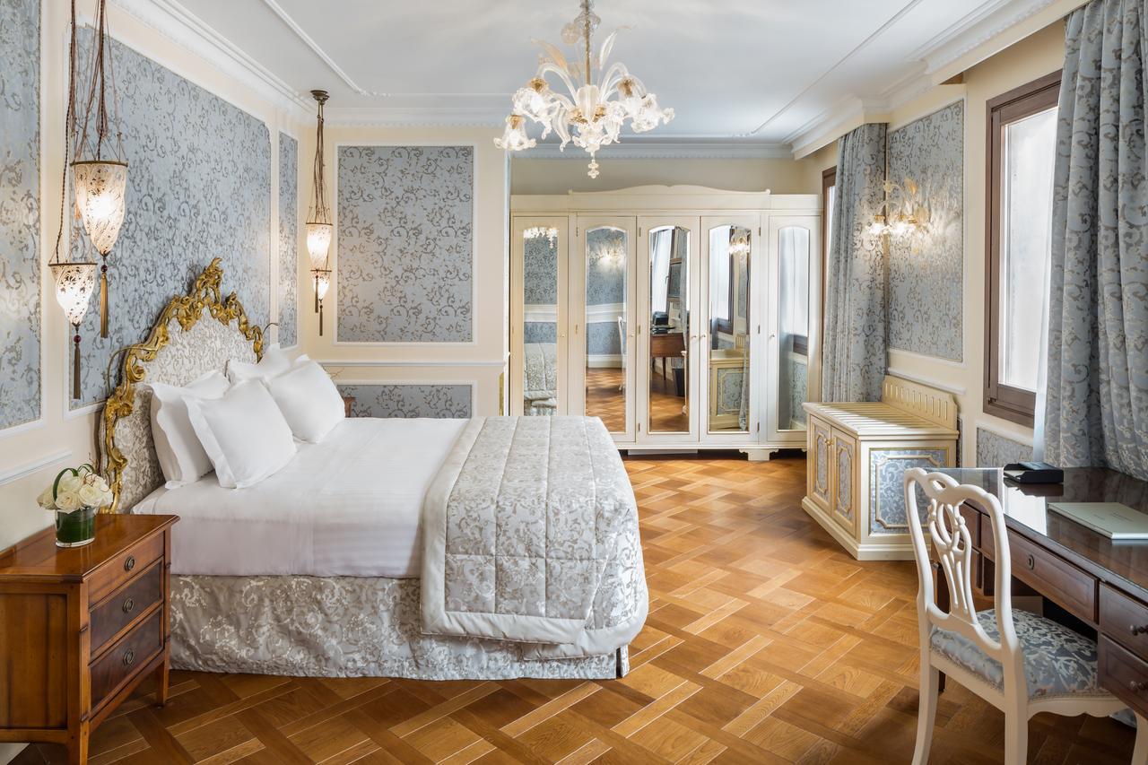 Baglioni Hotel Luna - The Leading Hotels Of The World Venezia Esterno foto A bedroom at the Hotel Excelsior