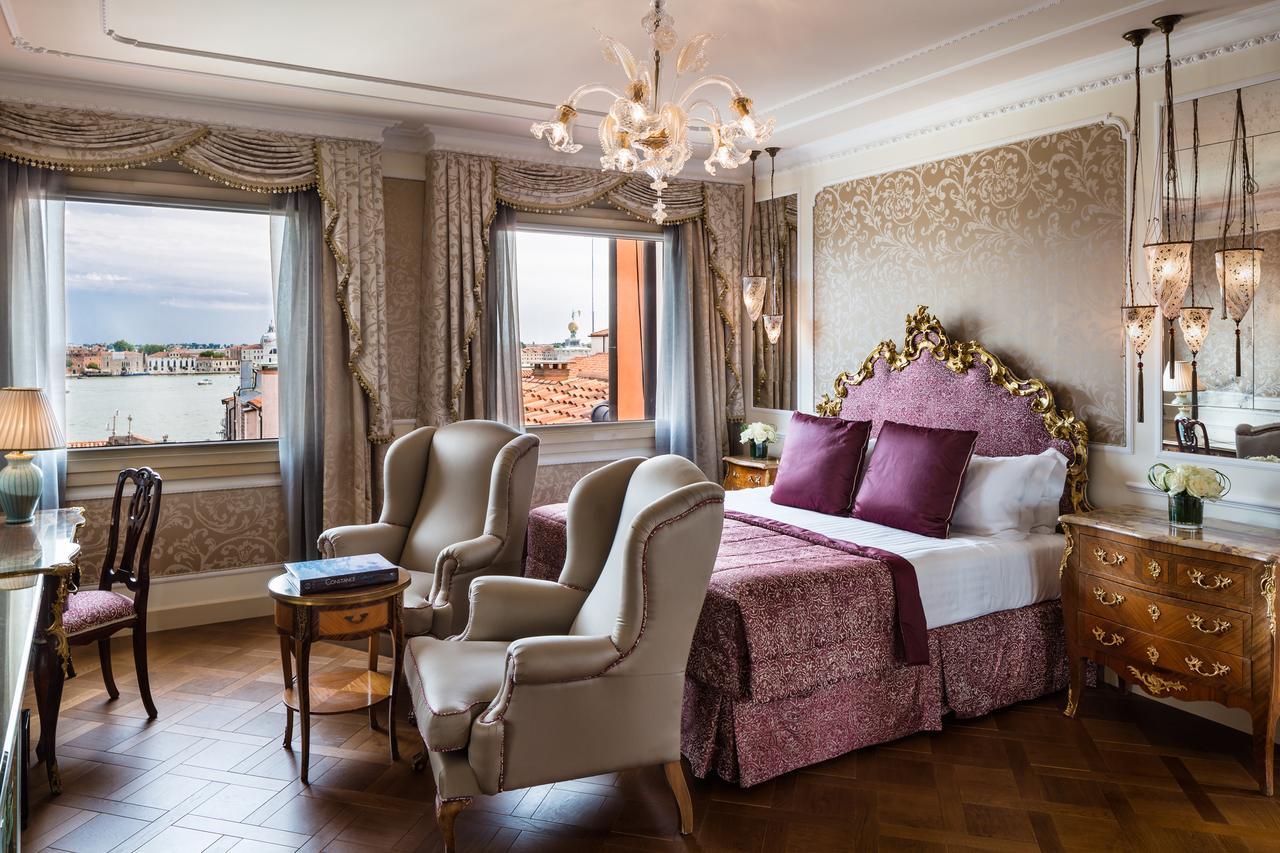 Baglioni Hotel Luna - The Leading Hotels Of The World Venezia Esterno foto A suite at the Hotel de Crillon